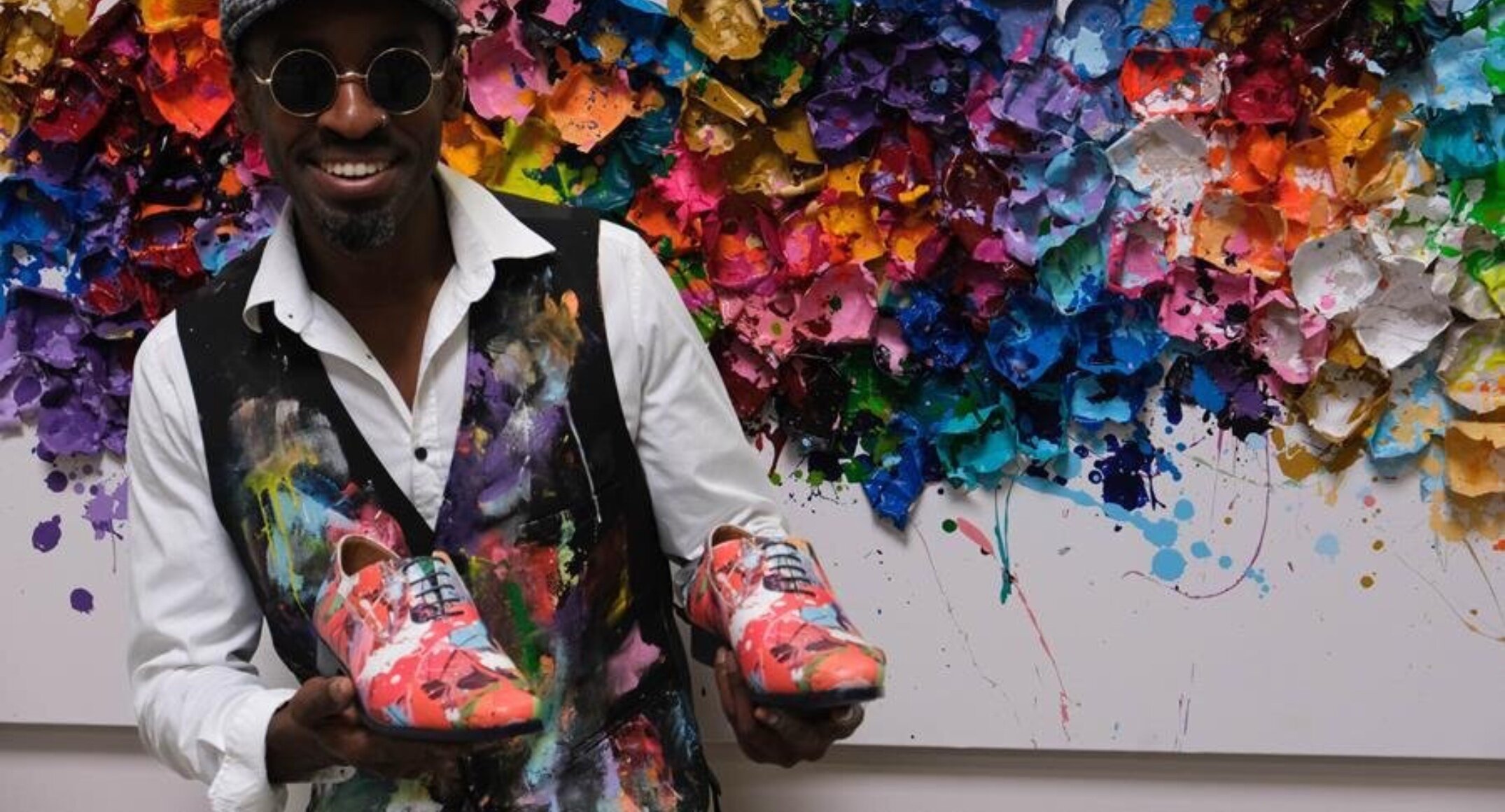 Belgisch kunstenaar Nitra ontwerpt kleurrijke schoenencollectie