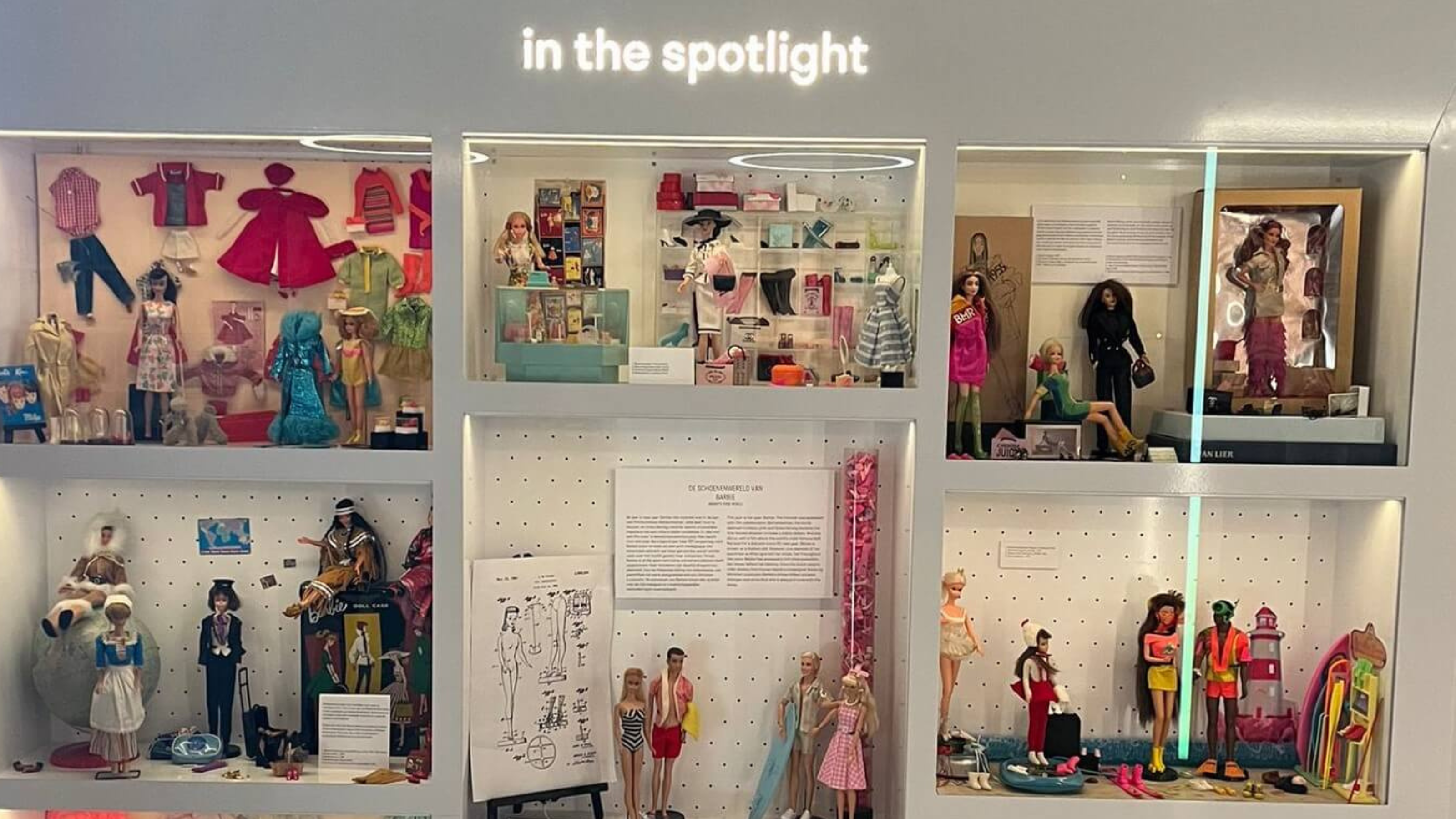 Expositie schoenen van Barbie in Schoenenkwartier